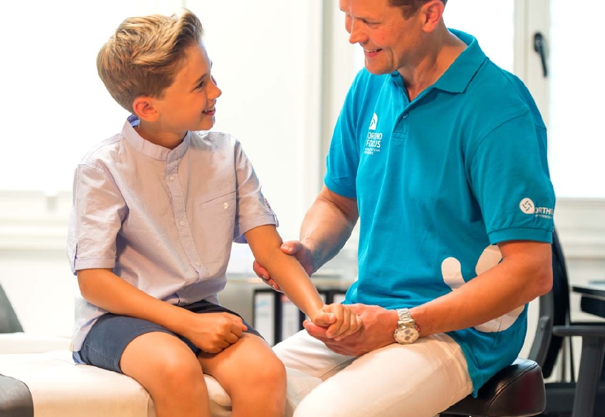 Kinderorthopädie Ellenbogen zur frühzeitigen Erkennung von beginnenden orthopädischen Fehlstellungen